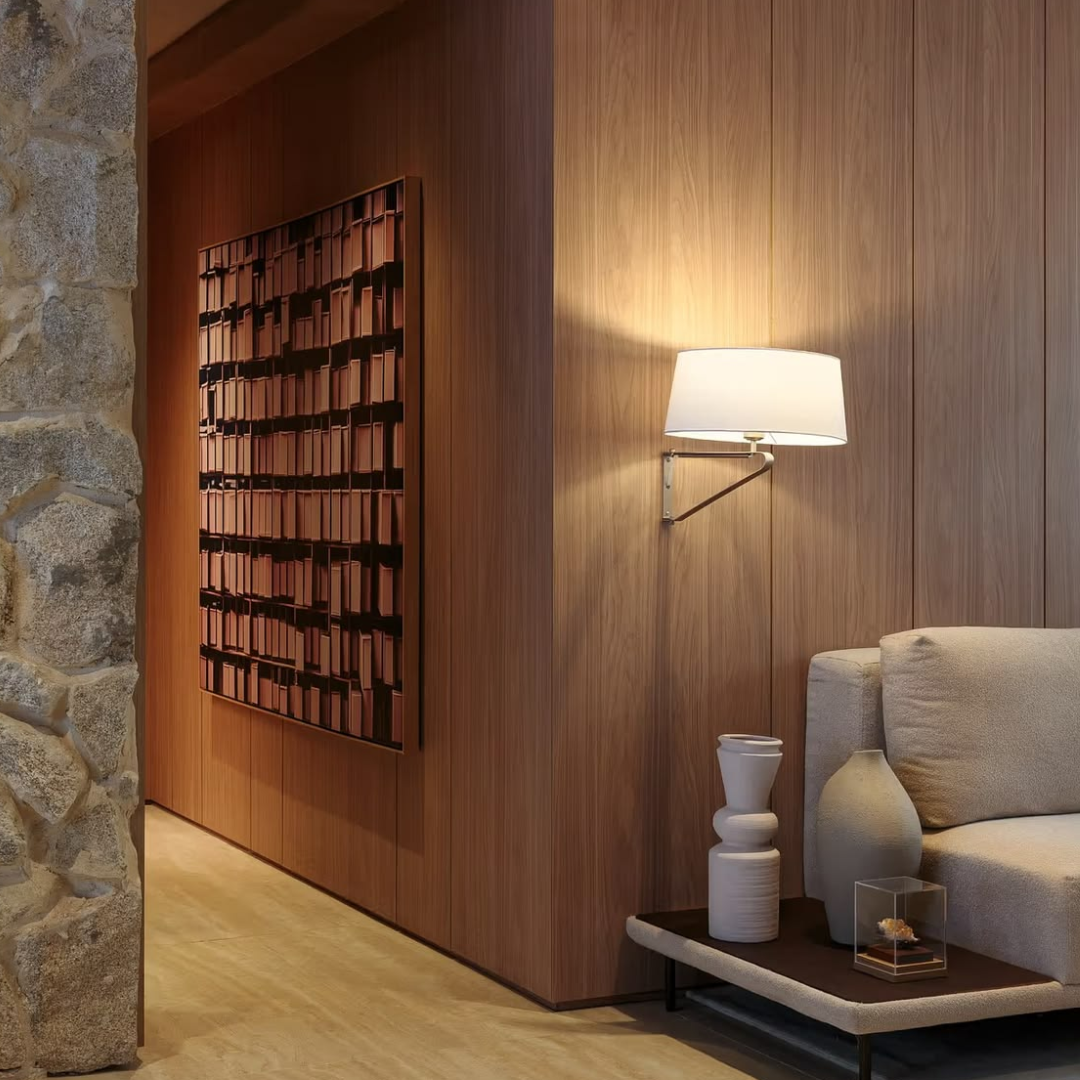 immagini maiora contract blog (45) Ampia area lounge contract con divani e poltrone in tonalità neutre e terracotta, tavolini bassi, pareti vetrate e finiture in legno.