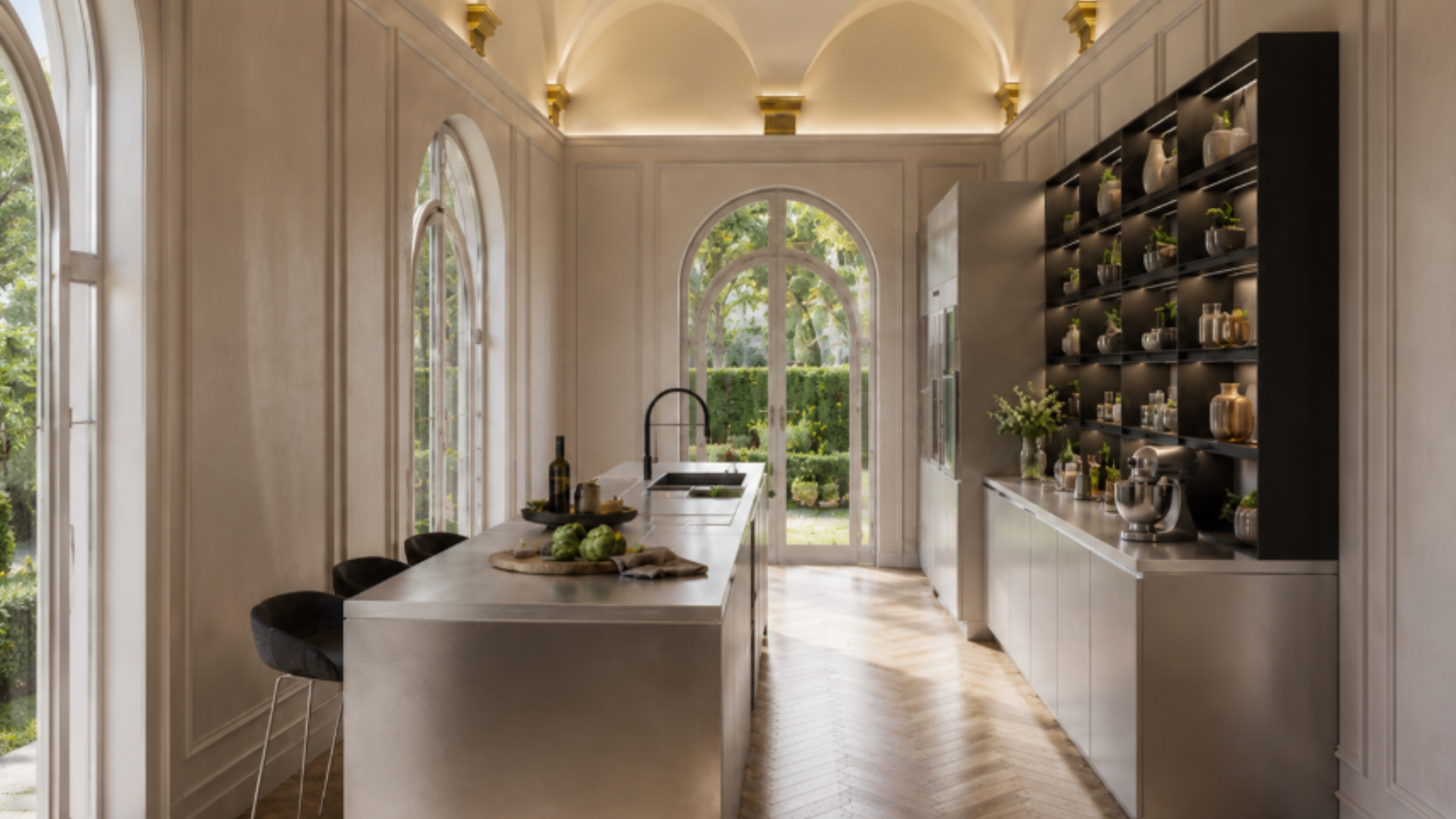 Cucina di lusso con soffitti a volta, grandi finestre ad arco, isola centrale e arredi contemporanei su misura.